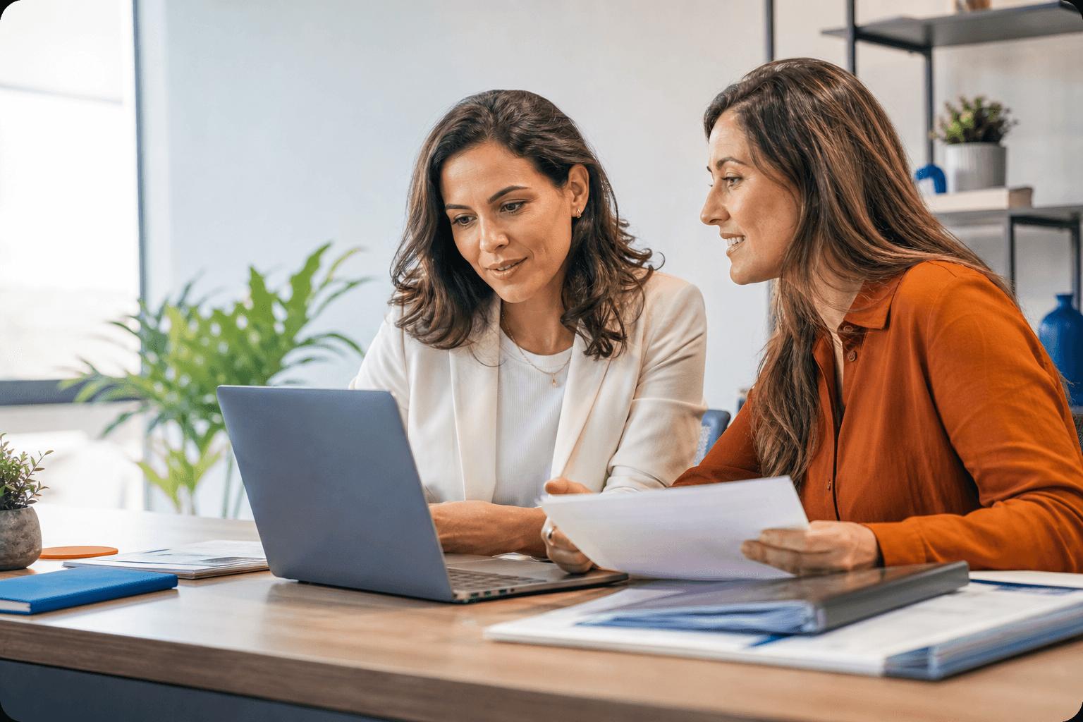 Contadora e empresária analisando documentos juntas pelo computador